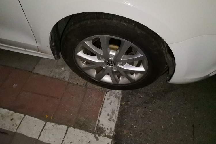Used Volkswagen Sagitar 2012 1.6L Manual Comfort Model Right Front Wheel Hub
