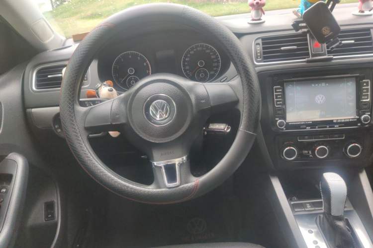 Used Volkswagen Sagitar 2012 1.4TSI Automatic Fashion Edition Steering Wheel