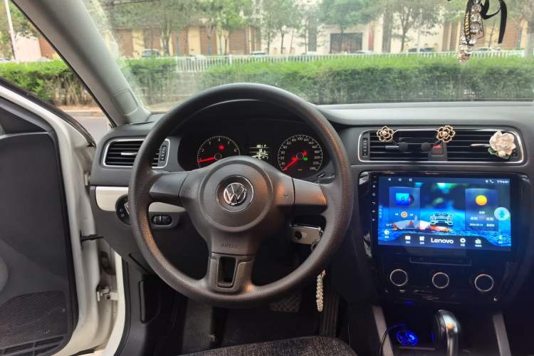 Used Volkswagen Sagitar 2012 1.6L Automatic Comfort Edition Steering Wheel