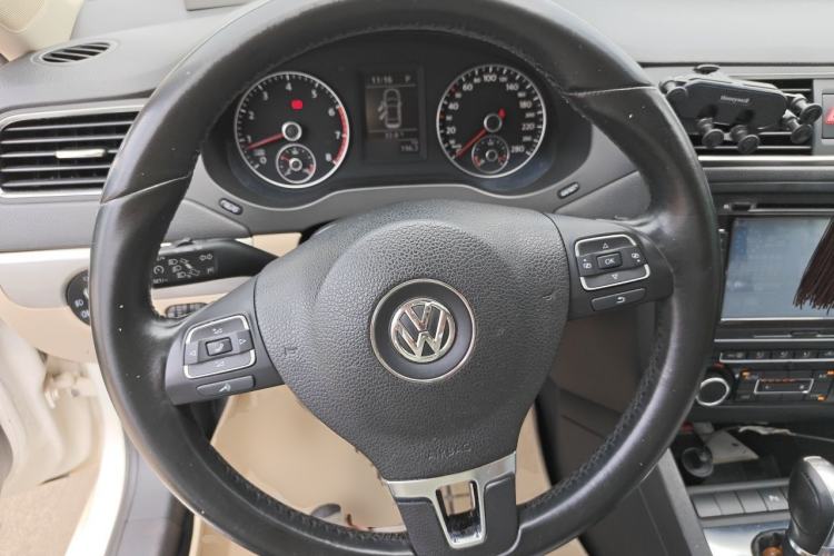 Used Volkswagen Sagitar 2012 1.4TSI Automatic Luxury Edition Steering Wheel