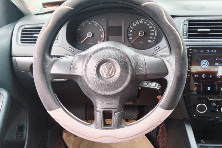 Used Volkswagen Sagitar 2012 1.6L Automatic Fashion Edition Steering Wheel