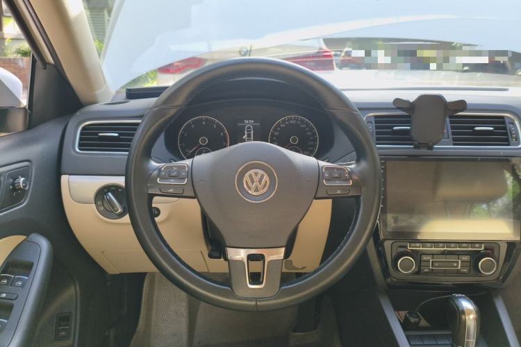 Used Volkswagen Sagitar 2012 1.4TSI Automatic Luxury Edition Steering Wheel