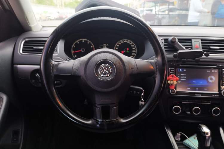 Used Volkswagen Sagitar 2012 1.6L Automatic Fashion Edition Steering Wheel