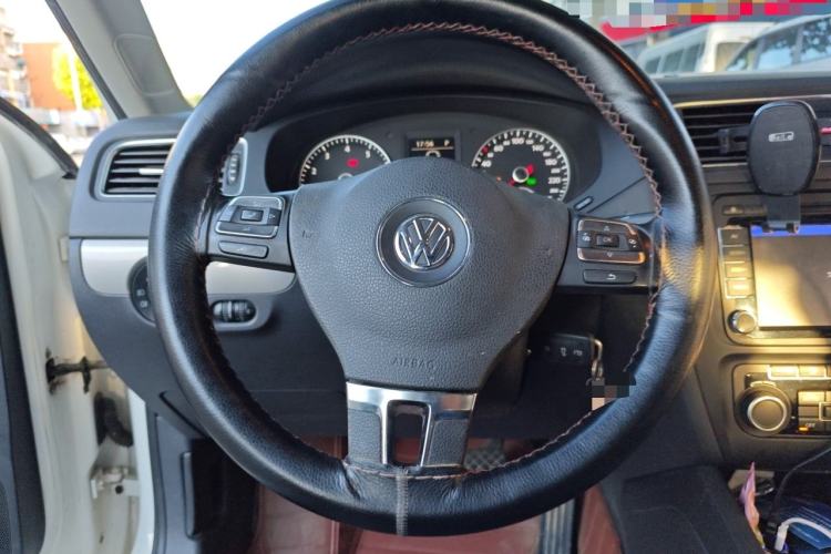 Used Volkswagen Sagitar 2012 1.4TSI Automatic Luxury Edition Steering Wheel