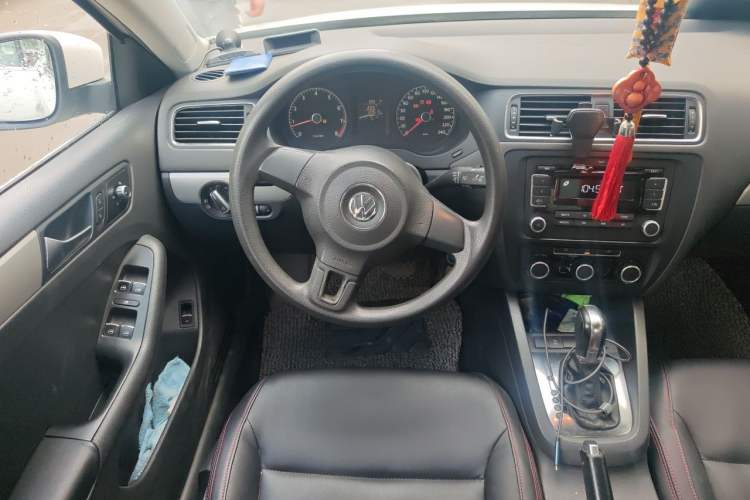 Used Volkswagen Sagitar 2012 1.6L Automatic Comfort Edition Steering Wheel