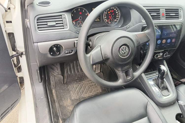 Used Volkswagen Sagitar 2012 1.4TSI Automatic Fashion Edition Steering Wheel