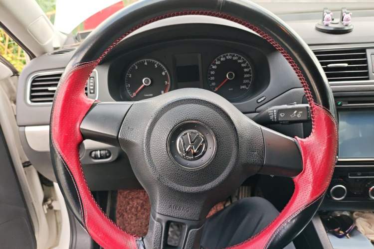 Used Volkswagen Sagitar 2012 1.6L Automatic Comfort Edition Steering Wheel