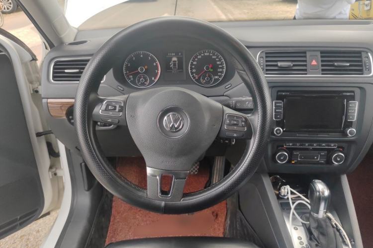 Used Volkswagen Sagitar 2012 1.4TSI Automatic Luxury Edition Steering Wheel