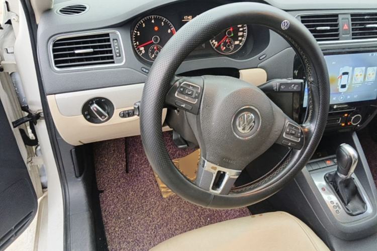 Used Volkswagen Sagitar 2012 1.4TSI Automatic Luxury Edition Steering Wheel