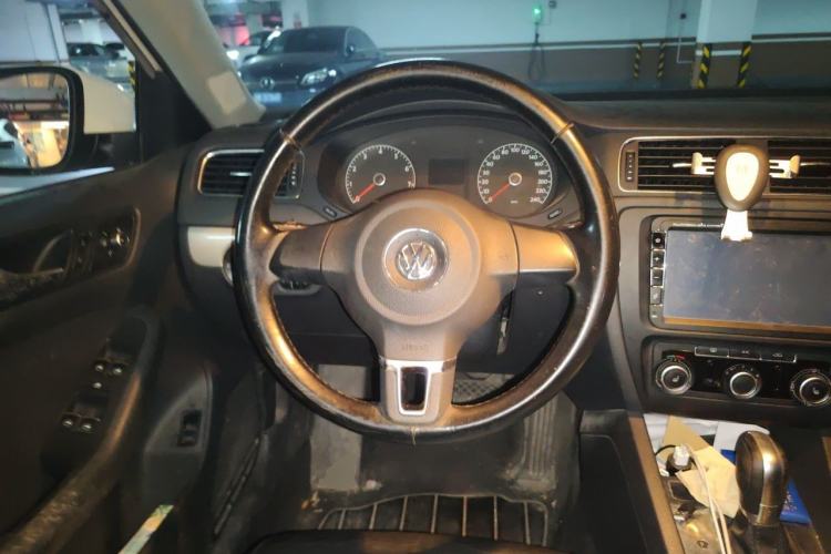 Used Volkswagen Sagitar 2012 1.6L Automatic Comfort Edition Steering Wheel