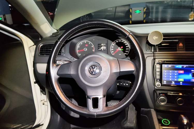 Used Volkswagen Sagitar 2012 1.6L Automatic Comfort Edition Steering Wheel