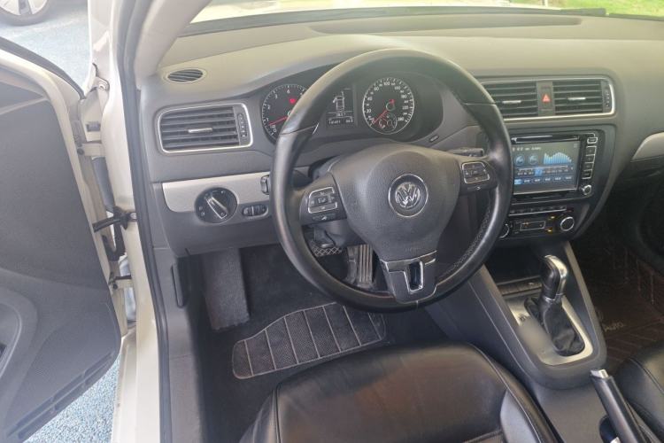 Used Volkswagen Sagitar 2012 1.4TSI Automatic Luxury Edition Steering Wheel