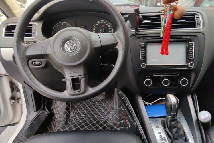 Used Volkswagen Sagitar 2012 1.6L Automatic Comfort Edition Steering Wheel