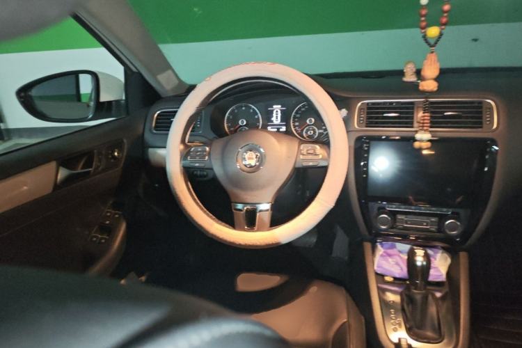 Used Volkswagen Sagitar 2012 1.4TSI Automatic Luxury Edition Steering Wheel