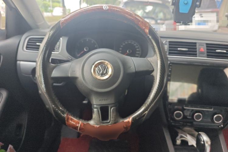 Used Volkswagen Sagitar 2012 1.6L Automatic Fashion Edition Steering Wheel
