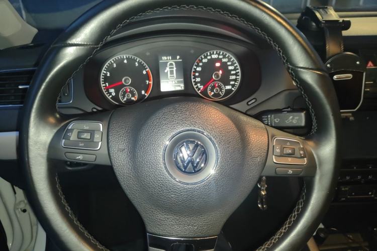 Used Volkswagen Sagitar 2012 1.4TSI Automatic Luxury Edition Steering Wheel