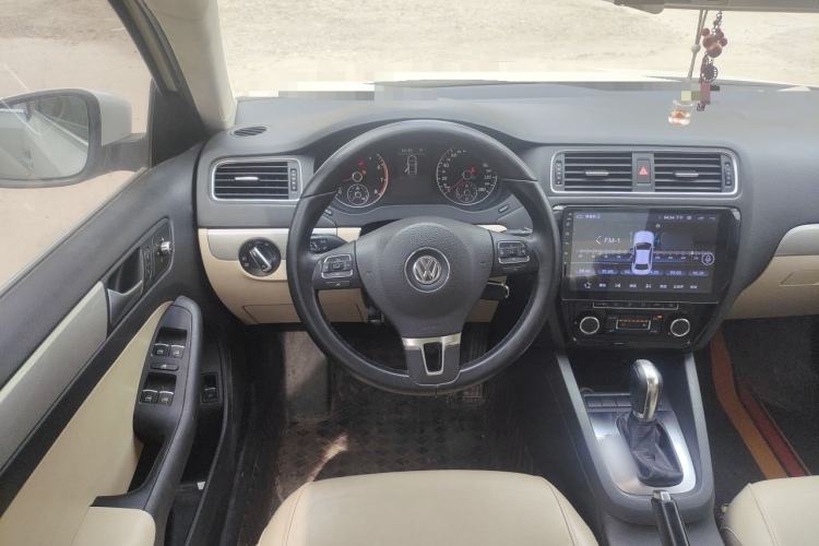 Used Volkswagen Sagitar 2012 1.4TSI Automatic Luxury Edition Steering Wheel