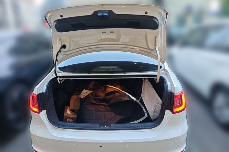 Used Volkswagen Sagitar 2012 1.6L Automatic Fashion Edition Trunk