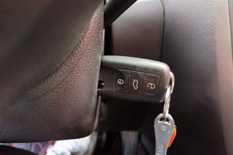 Used Volkswagen Sagitar 2012 1.6L Automatic Fashion Edition Vehicle Key