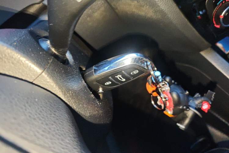 Used Volkswagen Sagitar 2012 1.6L Automatic Fashion Edition Vehicle Key
