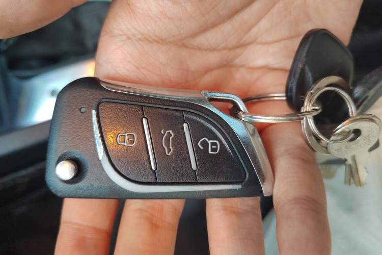 Used Volkswagen Sagitar 2012 1.6L Automatic Comfort Edition Vehicle Key