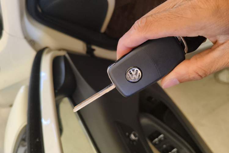 Used Volkswagen Sagitar 2012 1.6L Automatic Comfort Edition Vehicle Key