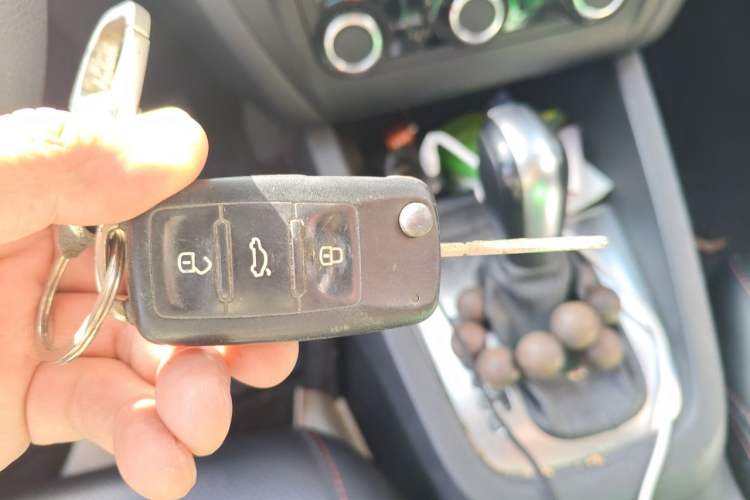 Used Volkswagen Sagitar 2012 1.6L Automatic Fashion Edition Vehicle Key