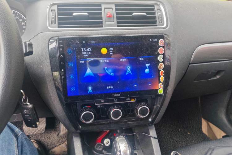 Used Volkswagen Sagitar 2012 1.4TSI Automatic Fashion Edition Audio And AC Panel
