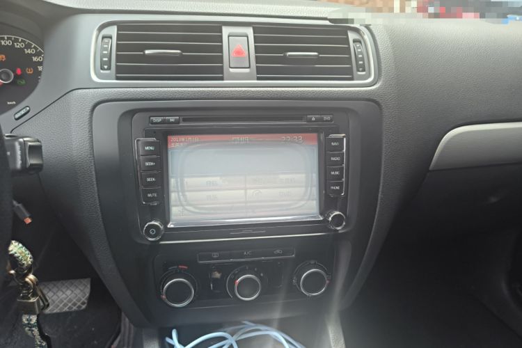 Used Volkswagen Sagitar 2012 1.6L Automatic Fashion Edition Audio And AC Panel
