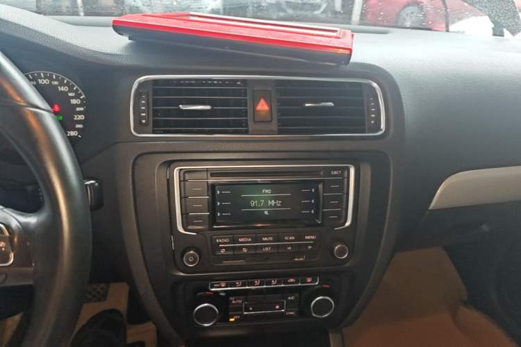 Used Volkswagen Sagitar 2012 1.4TSI Automatic Luxury Edition Audio And AC Panel