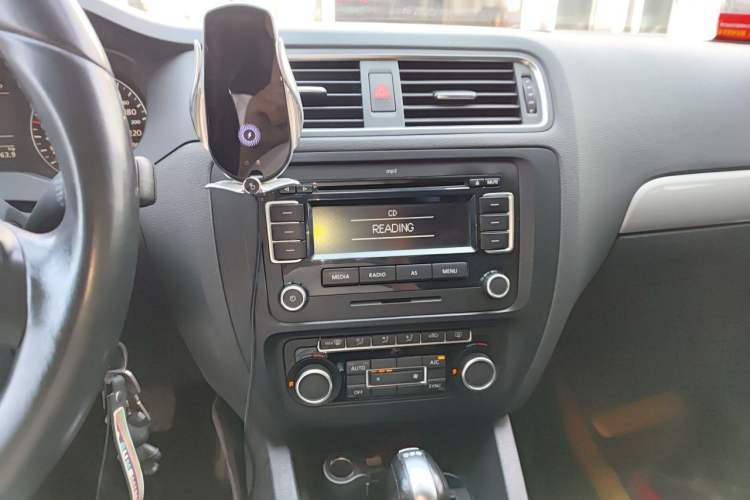 Used Volkswagen Sagitar 2012 1.4TSI Automatic Luxury Edition Audio And AC Panel