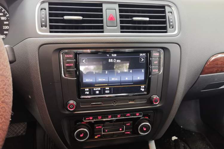 Used Volkswagen Sagitar 2012 1.4TSI Automatic Flagship Edition Audio And AC Panel