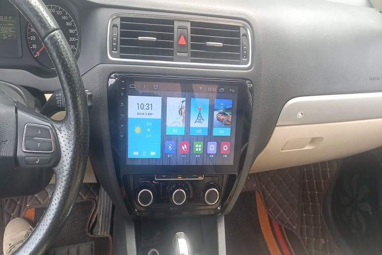 Used Volkswagen Sagitar 2012 1.6L Automatic Comfort Edition Audio And AC Panel