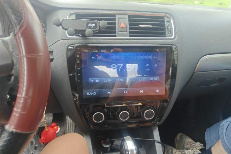 Used Volkswagen Sagitar 2012 1.6L Automatic Fashion Edition Audio And AC Panel