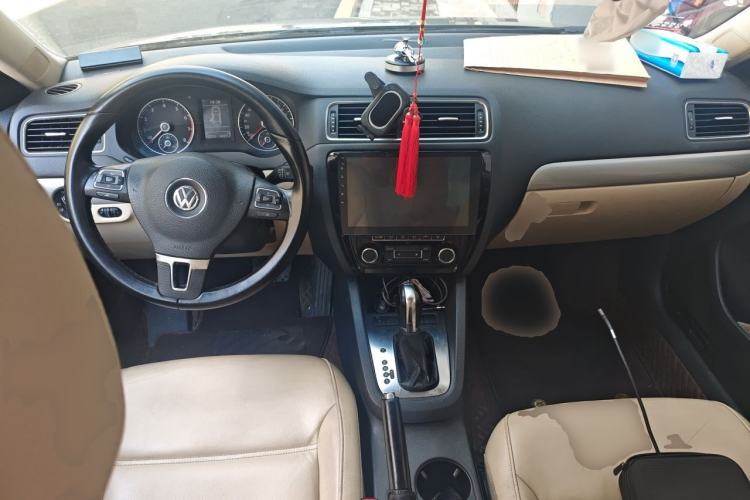 Used Volkswagen Sagitar 2012 1.4TSI Automatic Luxury Edition Center Console