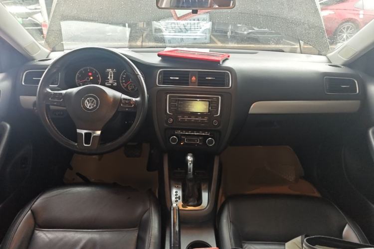 Used Volkswagen Sagitar 2012 1.4TSI Automatic Luxury Edition Center Console