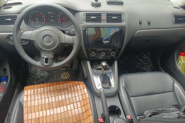 Used Volkswagen Sagitar 2012 1.4TSI Automatic Fashion Edition Center Console