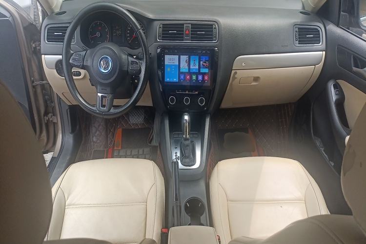 Used Volkswagen Sagitar 2012 1.6L Automatic Comfort Edition Center Console