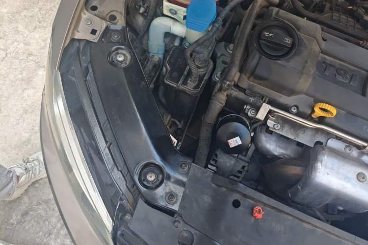 Used Volkswagen Sagitar 2012 1.4TSI Automatic Luxury Edition Engine Bay Right