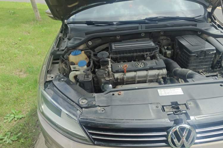 Used Volkswagen Sagitar 2012 1.6L Automatic Fashion Edition Engine Bay Right
