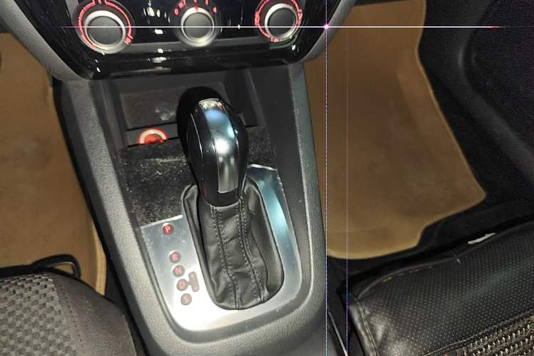 Used Volkswagen Sagitar 2012 1.4TSI Automatic Fashion Edition Gear Lever