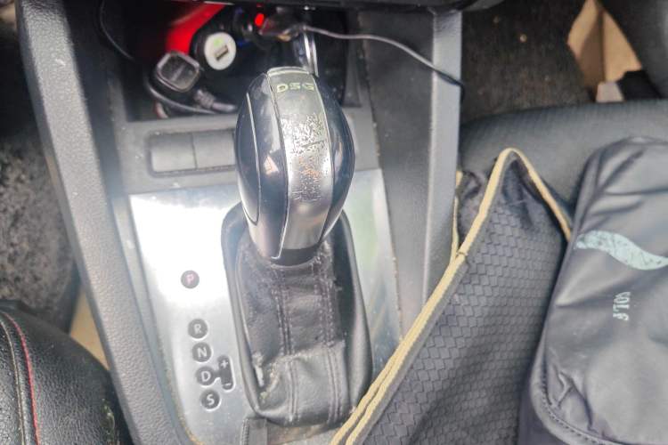 Used Volkswagen Sagitar 2012 1.4TSI Automatic Fashion Edition Gear Lever