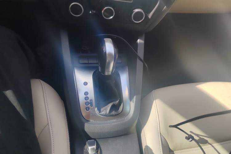 Used Volkswagen Sagitar 2012 1.6L Automatic Fashion Edition Gear Lever