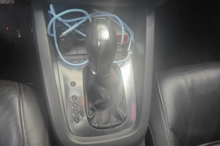 Used Volkswagen Sagitar 2012 1.6L Automatic Fashion Edition Gear Lever