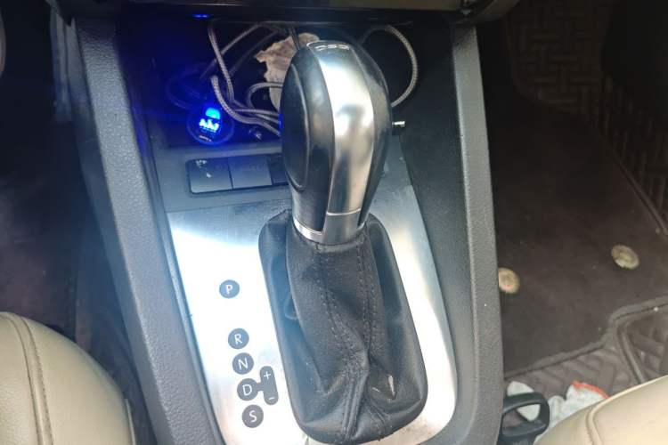 Used Volkswagen Sagitar 2012 1.4TSI Automatic Luxury Edition Gear Lever