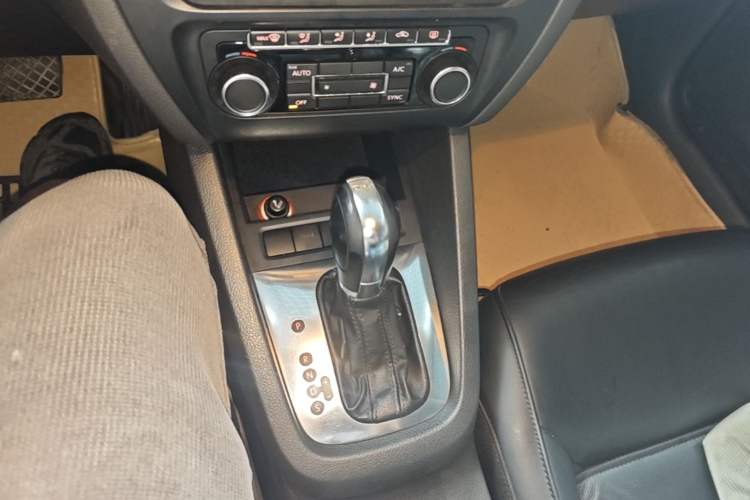 Used Volkswagen Sagitar 2012 1.4TSI Automatic Luxury Edition Gear Lever
