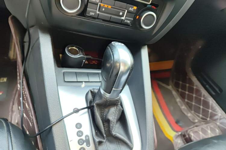Used Volkswagen Sagitar 2012 1.4TSI Automatic Luxury Edition Gear Lever