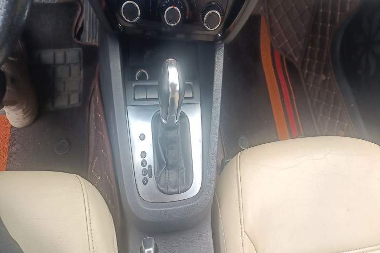 Used Volkswagen Sagitar 2012 1.6L Automatic Comfort Edition Gear Lever