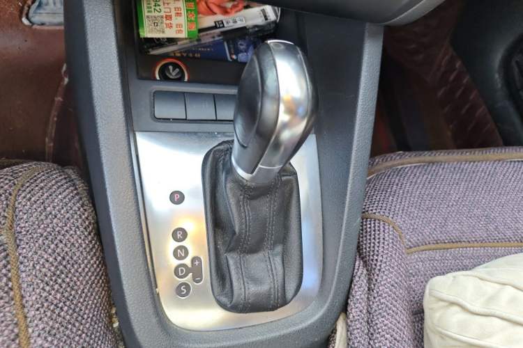 Used Volkswagen Sagitar 2012 1.6L Automatic Comfort Edition Gear Lever