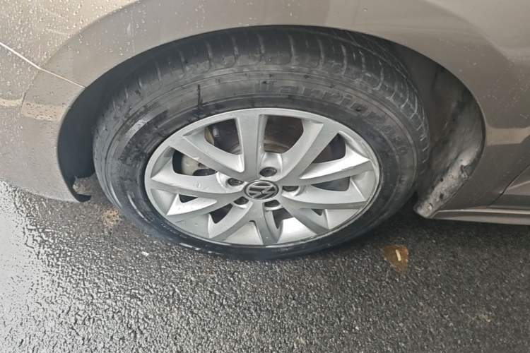 Used Volkswagen Sagitar 2012 1.4TSI Automatic Luxury Edition Left Front Wheel Hub